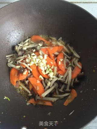 Stir-fried Crab Mushrooms with Homemade Carrots recipe