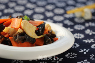 Fried Chicken with Carrots and Fungus recipe