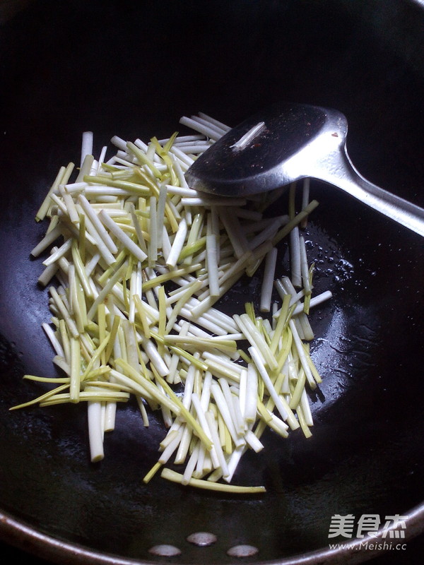 Stir-fried Haihong with Leek and Yellow recipe