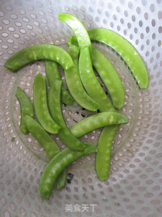 Home-style Quick Stir-fry-fried Sausage with Snow Peas recipe