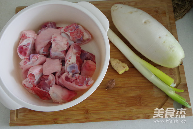 Stewed Pork Trotters with Radish recipe