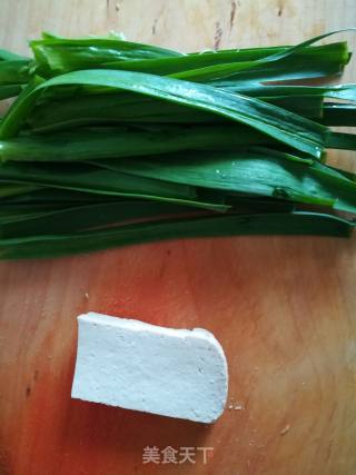 Stir-fried Tofu with Green Garlic recipe