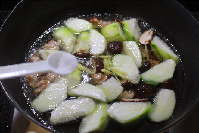 Loofah and Lean Meat and Mushroom Soup recipe