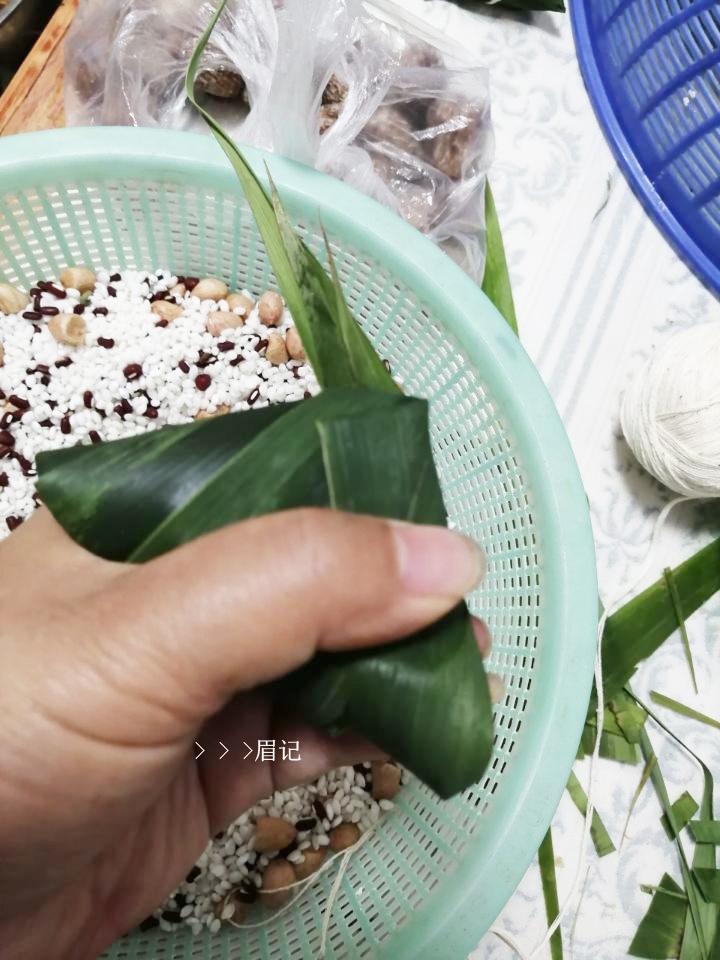 The Wrapping Method of Triangular Rice Dumplings recipe