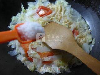 Rippled Noodles with Tomato and Cabbage recipe