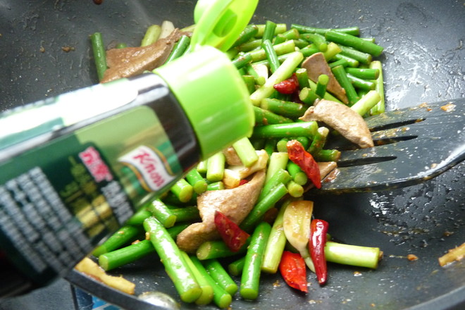 Stir-fried Pork Liver with Garlic Moss recipe