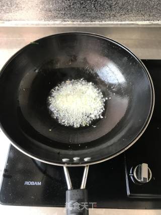 Stir-fried Chicken with Garlic Yellow (self-produced Garlic Yellow) recipe
