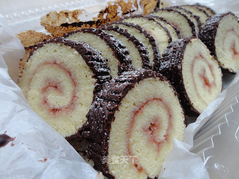 Strawberry Cake Roll with Chocolate on The Outer Layer recipe