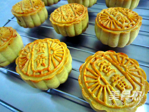 Mooncake with Lotus Seed Paste and Egg Yolk recipe