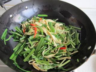 Stir-fried Bean Curd with Leek in Oyster Sauce recipe