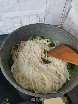 Stir-fried Rice Noodles with Eggs and Spinach recipe