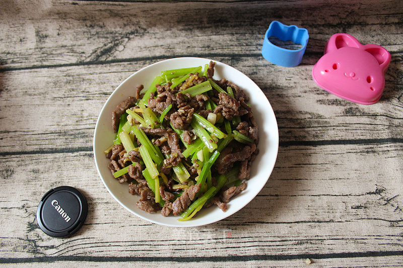 Stir-fried Beef with Celery [with Secrets to Make Beef Tender] recipe