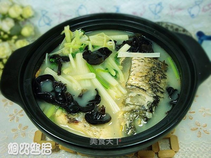 Carp with Fungus and Parsley in Clay Pot recipe