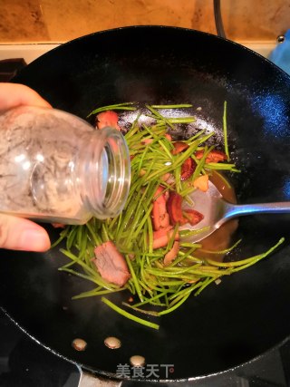 Stir-fried Bacon with Artemisia Quinoa recipe