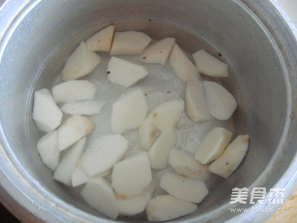 Pork Tail Bones in Yam Ginkgo Pot recipe