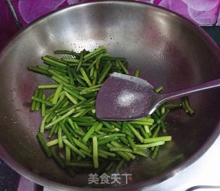 Stir-fried Sausage with Garlic Sprouts recipe