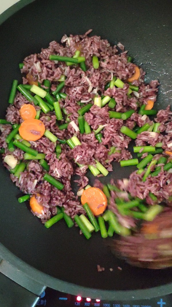 Fried Purple Rice with Scallops and Garlic Moss recipe