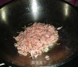 Stir-fried Krill with Garlic Sprouts recipe