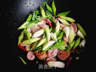 #团圆饭# Fried Large Intestine with Garlic Seedlings recipe