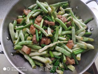 Steamed Noodles with Beans and Garlic Moss recipe