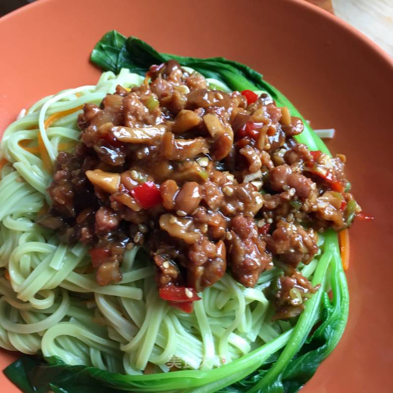 Spinach Noodles with Mushroom Meat Sauce recipe
