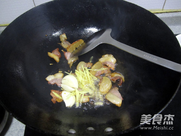 Stir-fried Bacon with Pepper and Smoked Dry recipe