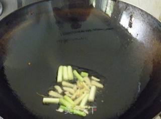 Stir-fried Eggs with White Fungus and Leek Moss recipe