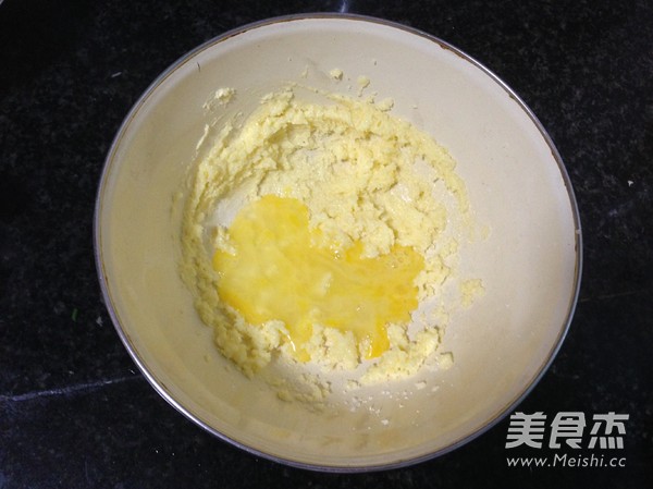 Pineapple Cake with Salted Egg Yolk and Green Bean Paste recipe