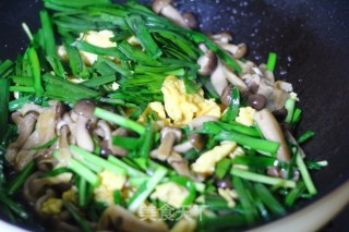 Stir-fried Mushroom and Egg with Crab Flavor with Leek recipe