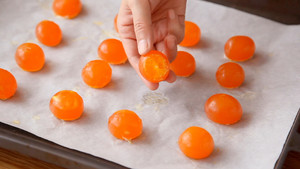 Start Making Egg Yolk Crisps from Fried Red Bean Paste (video) recipe