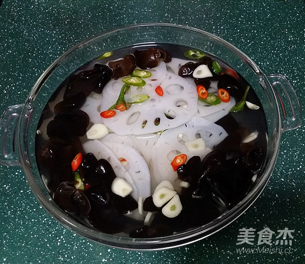 Sour and Spicy Fungus Mixed with Lotus Root Slices recipe