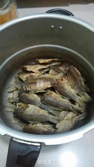 Crispy Crucian Fish Canned Version recipe