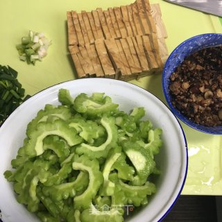 Stir-fried Bitter Gourd with Meat Sauce recipe