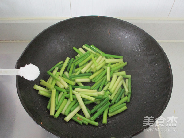 Stir-fried Grass Duck Eggs with Garlic Stalks recipe