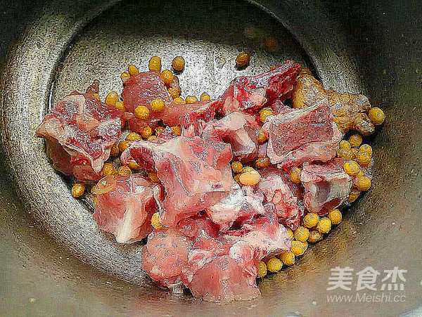 Clear Heat and Cool Down~soybean Bitter Gourd Pork Rib Soup recipe