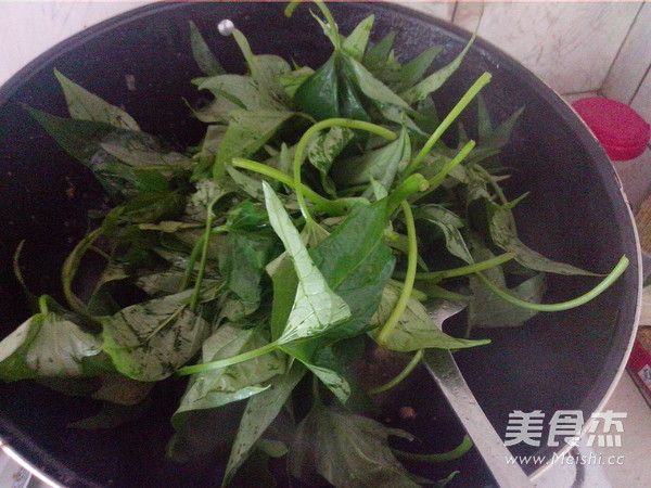 Stir-fried Lean Pork with Sweet Potato Leaves recipe