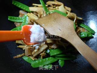 Stir-fried Bamboo Shoots with Pork Belly and Snow Peas recipe