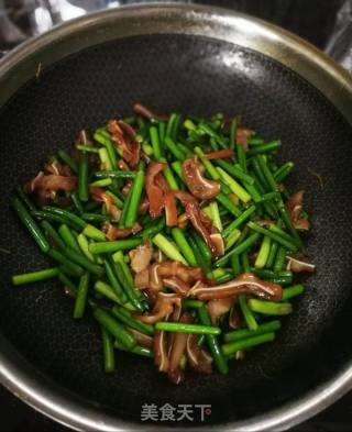 Stir-fried Pork Ears with Garlic Moss recipe