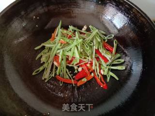 Stir-fried Eyebrow Shreds with Red Pepper recipe