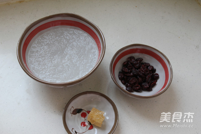 【cranberry Stewed Snow Swallow】autumn and Winter Nourishing and Nourishing Syrup recipe