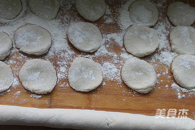 Hot Noodle Dumplings with Cowpea and Pork recipe