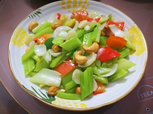 Stir-fried Cashew Nuts with Celery and Lily recipe