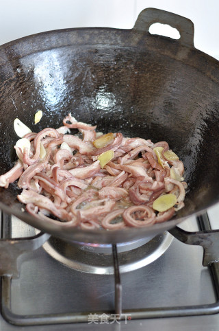 Stir-fried Belly Shreds with Coriander recipe