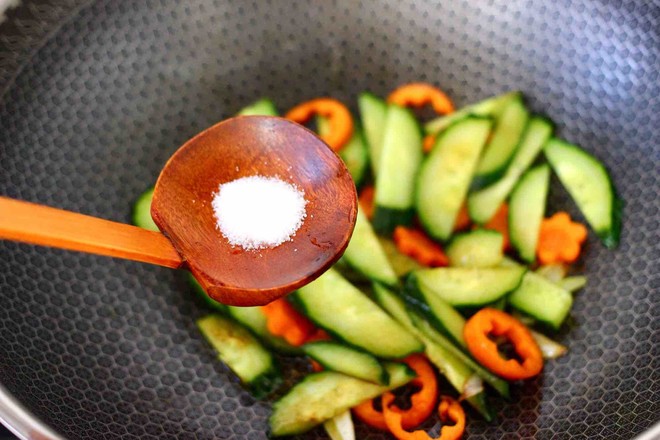 Cucumber Cuttlefish Noodle Soup recipe