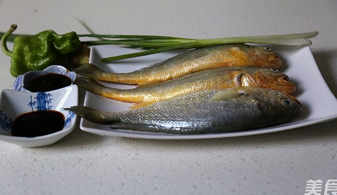 How to Cook A Crispy and Delicious Fish---simmered Yellow Croaker in Clove Vinegar recipe