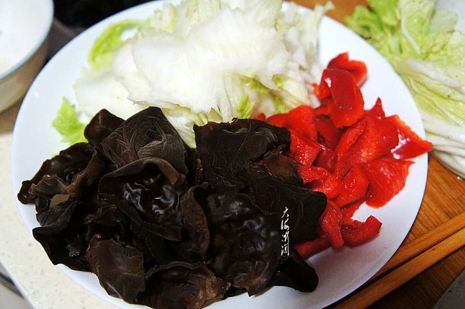 Stir-fried Cabbage Slices with Black Fungus recipe