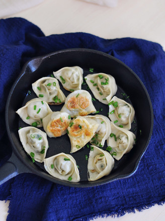 Large Wontons with Crispy Bottom and Thin Skin