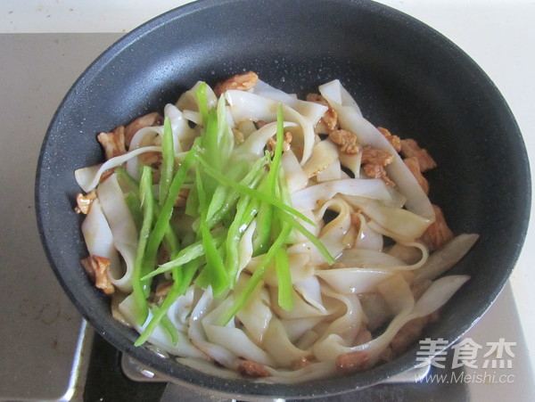 Stir-fried Rice Noodles with Chives and Pork recipe