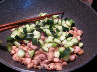 Stir-fried Cucumber with Diced Chicken recipe