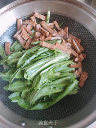 Stir-fried Lettuce with Spiced Dried Beans recipe